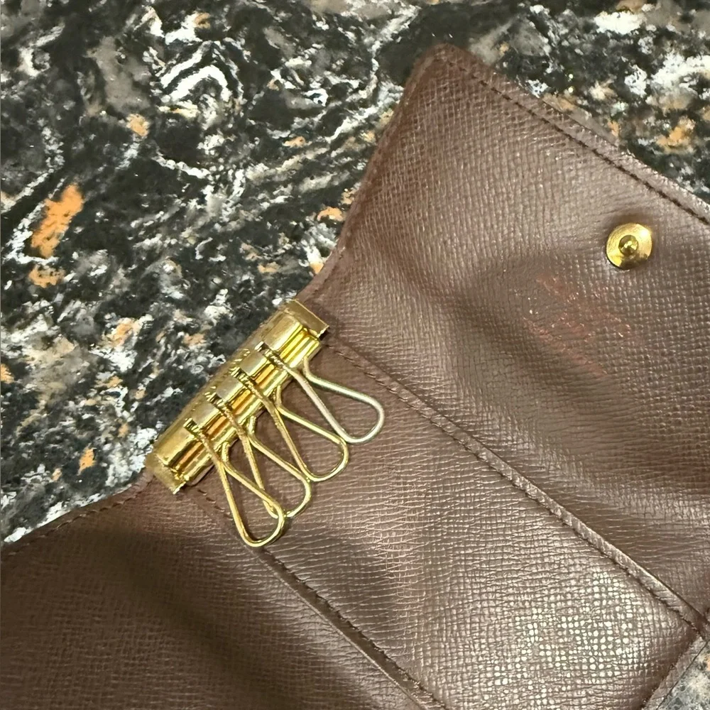LOUIS VUITTON Damier Keyholder - Picture 6 of 10